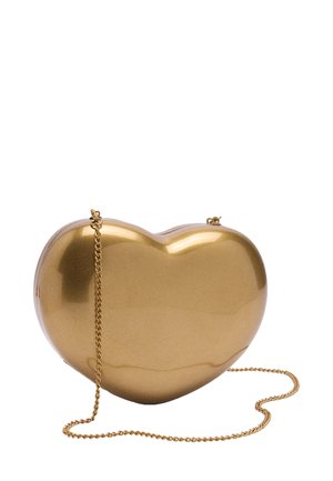 Złota kopertówka w kształcie serca z błyszczącym wykończeniem, z złotą łańcuszkową rączką i bezpiecznym zamknięciem na górze dla większej wygody.