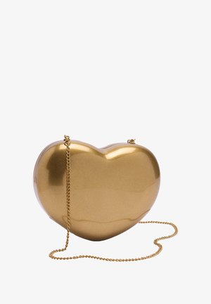 Złota kopertówka w kształcie serca z błyszczącym wykończeniem, z złotą łańcuszkową rączką i bezpiecznym zamknięciem na górze dla większej wygody.
