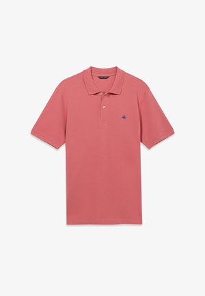 Kurzärmeliges staubrosa Polohemd mit zwei Knöpfen und einem kleinen blauen gestickten Logo auf der linken Brust.