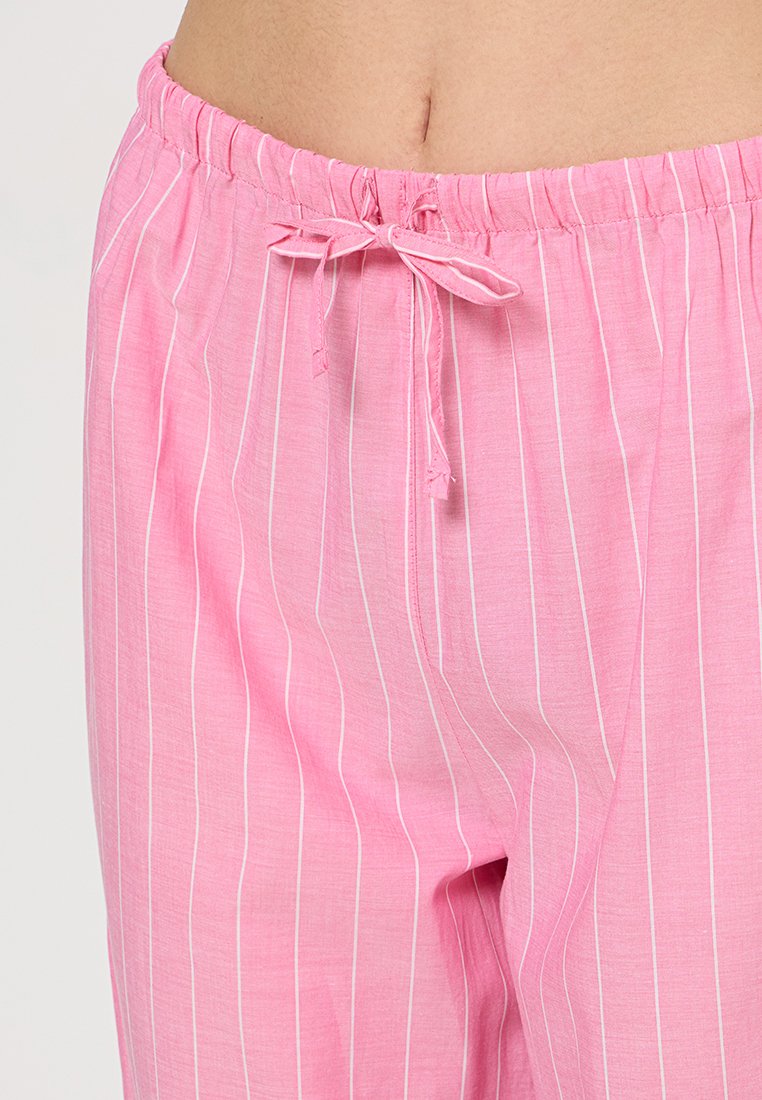 Pantalon de pyjama rayé rose avec une texture douce, doté d'une taille élastique avec cordon de serrage et de fines rayures verticales blanches.