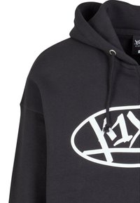 Sort hættetrøje med et hvidt grafisk logo. Har snoretræk i hætten og blødt, struktureret stof. Casual design.