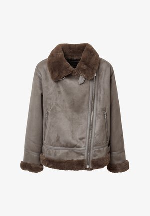 Veste en faux-suède taupe avec col, poignets et ourlet en fausse fourrure marron foncé, fermeture éclair avant asymétrique et poches latérales zippées.