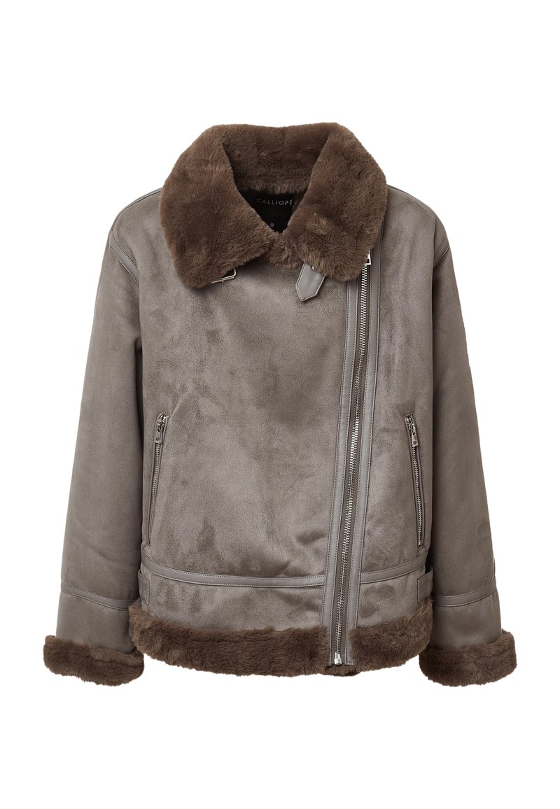 Giacca in finta suede color taupe con colletto, polsini e orlo in finta pelliccia marrone scuro, zip frontale asimmetrica e tasche laterali con zip.