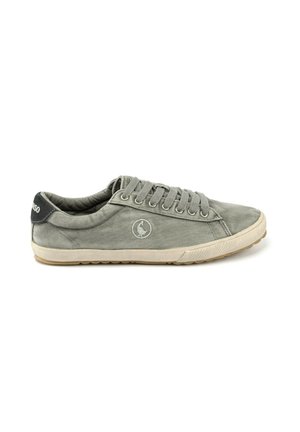 Zapatilla casual de caña baja en tela gris con cordones, suela beige clara y logo circular en el lateral, vista desde el lado exterior.