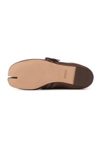 Semelle d'une chaussure en cuir marron avec un design à bout fendu, des zones de préhension texturées et le mot "BRONX" embossé près du talon.