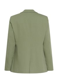 Blazer vert olive cintré, design structuré avec manches longues, fente unique à l'arrière, fabriqué à partir d'un tissu lisse et texturé.