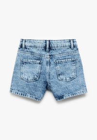 Shorts de mezclilla, azul claro con patrón texturizado, cintura de altura media, dos bolsillos traseros y dobladillo enrollado. Aspecto desgastado a lo largo de las costuras.