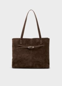 Borsa tote in suede marrone con manici lunghi, caratterizzata da un corpo piatto e una tracolla decorativa con accentuazione in metallo di colore argento.