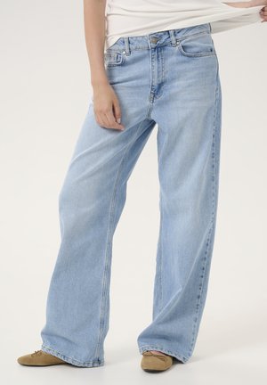Hellblaue, weit geschnittene Jeans aus Denim mit hoher Taille, frontalen Taschen und kontrastierender Naht.