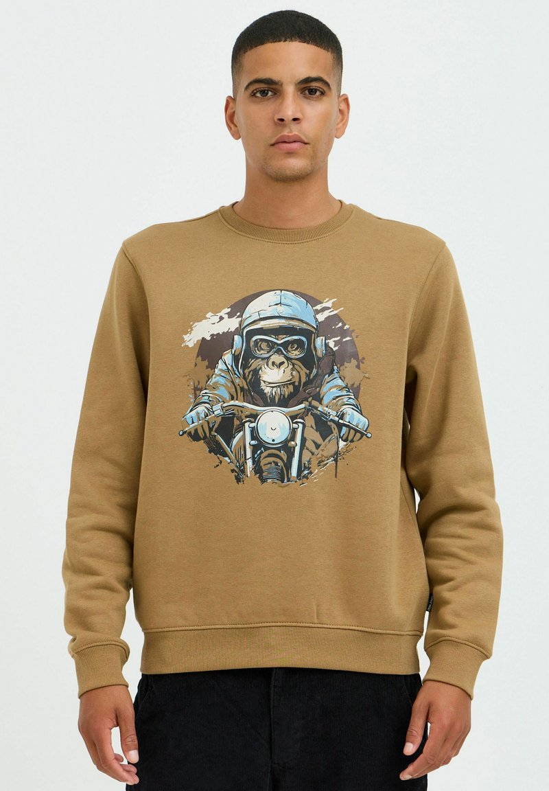 Brun sweatshirt med grafik af en abe, der kører på motorcykel, med blå og sorte accenter. Fremstillet af blødt, tekstureret stof.