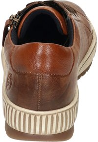 Chaussure en cuir marron avec une finition texturée, dotée d'un col rembourré et d'une semelle striée légère contrastante. Accent de fermeture éclair sur le côté.