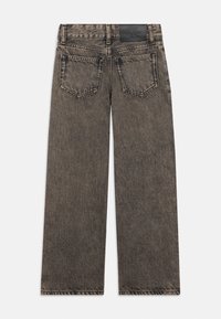 Tumši pelēki plaša kāja džinsi ar izbalējušu apdari, piecām kabatām un melnu zīmola jostu aizmugurē.