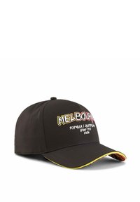 Czarna czapka z napisem "MELBOURNE" w wielokolorowym druku, poniżej "FORMULA 1 AUSTRALIA GRAND PRIX 2024". Jaskrawo zdobiona spód daszka.