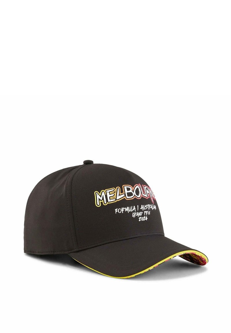 Czarna czapka z napisem "MELBOURNE" w wielokolorowym druku, poniżej "FORMULA 1 AUSTRALIA GRAND PRIX 2024". Jaskrawo zdobiona spód daszka.