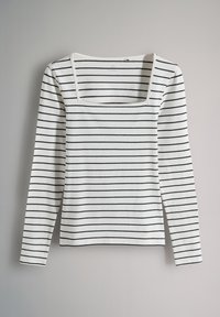 Haut à manches longues en coton blanc avec des rayures horizontales noires. Présente un col carré et une coupe ajustée. Texture douce, style décontracté.