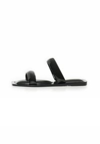 Sandales plates noires avec deux larges brides et une semelle plate. Fabriquées en matériau brillant, elles présentent un design minimaliste et une surface lisse.