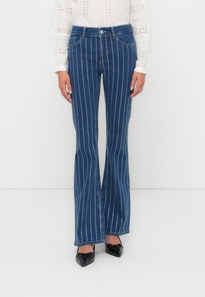 Strakke blauwe denim flared broeken met witte verticale strepen, voorzien van een rits, knoopsluiting en standaard zakken aan de voorkant.