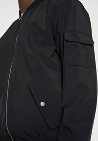 REVOLUTION Bomber bunda - black