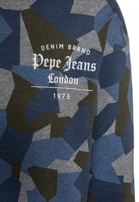 Mikina s geometrickým maskáčovým vzorem v modré, šedé a tmavě zelené barvě. Na přední straně je logo "Pepe Jeans London" v bílé barvě.