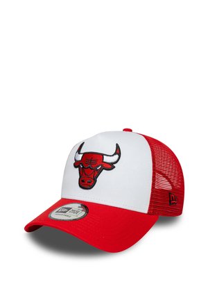 Rot-weiße Baseballkappe mit Netzrücken, ausgestattet mit einem gestickten Bullenlogo auf der Vorderseite und einem gebogenen Schirm. Verstellbare Größe.