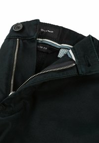 Pantaloni slim-fit in cotone nero con chiusura frontale a zip e bottone, etichetta tessuta all'interno e dettagli a righe sottili.