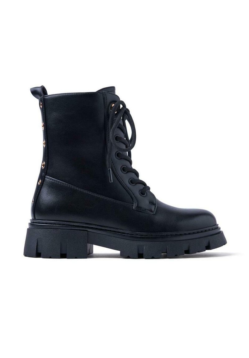 Stivale alla caviglia in pelle nera con suola spessa, chiusura con lacci e dettagli in metallo sui lati. Caratterizzato da una punta rotonda e una costruzione robusta.