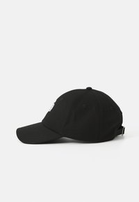 Caciulă de baseball din bumbac negru cu vizor curbat, curea ajustabilă și logo brodat pe față. Are orificii de ventilație.