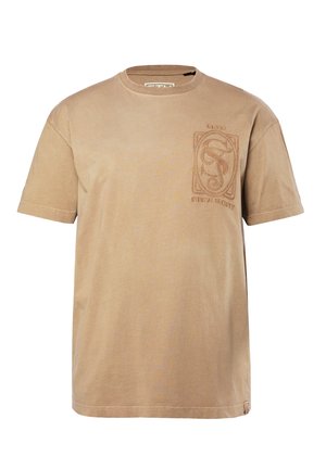 Brun bomulds t-shirt med rund halsudskæring, korte ærmer og præget grafisk design på forsiden. Regular fit med en ensartet tekstur.