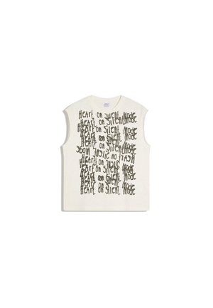 Bijela majica bez rukava s crnim, iskrivljenim tekstom koji se ponavlja u okomitim stupcima sprijeda: "Heart on silent mode".