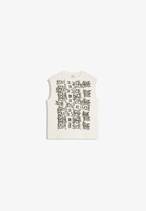 Top alb fără mâneci cu text negru distorsionat care repetă „Heart on silent mode” în coloane verticale pe față.
