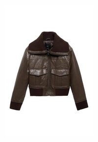 Giacca cropped in pelle marrone con colletto a coste marrone, due tasche sul petto e polsini a coste per una vestibilità aderente.