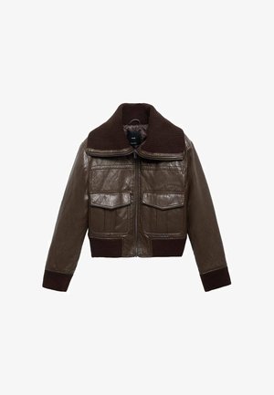 Giacca cropped in pelle marrone con colletto a coste marrone, due tasche sul petto e polsini a coste per una vestibilità aderente.