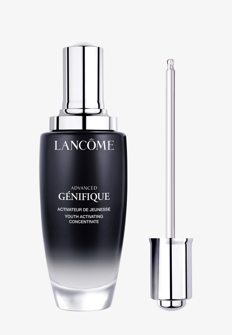 Flacon compte-gouttes en verre noir et transparent avec un bouchon argenté. L'étiquette indique "Lancôme Advanced Génifique" en blanc. Comprend un compte-gouttes argenté.