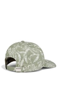 Gorra verde con patrones abstractos en blanco, forma estructurada, correa ajustable en la parte trasera, hecha de tela con un acabado texturizado.