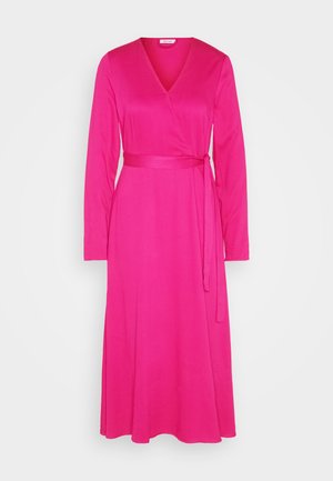 Robe à manches longues, en tissu rose vif, dotée d'un décolleté en V, d'une ceinture à nouer à la taille et d'une silhouette évasée fluide.