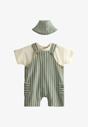 Strój dla niemowlaka z zielono-białymi pionowymi pasiastymi ogrodniczkami, drewnianymi guzikami, kremową koszulką z krótkim rękawem oraz dopasowanym pasiastym kapeluszem typu bucket.