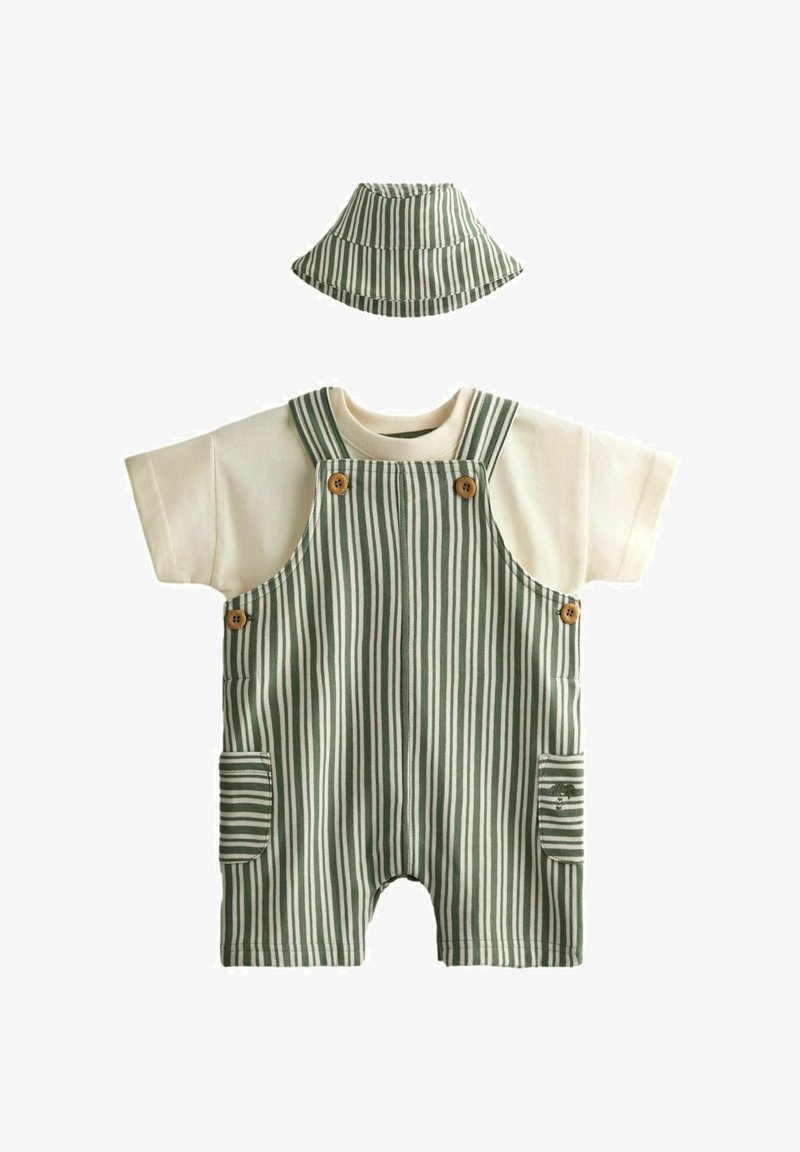 Bērnu apģērbs ar zaļām un baltām vertikālām svītrainām kombinezonām, koka pogām, krēmkrāsas īsām piedurknēm krekliņu un atbilstošu svītrainu cepurīti ar platu malām.
