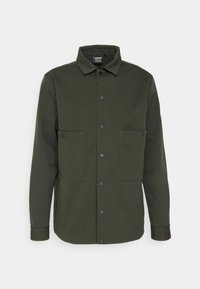 Donkergroene lange mouwen jas met knoopsluiting aan de voorkant, twee grote vierkante zakken met knoopkleppen en een klassieke kraag.