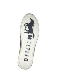 Suela de zapatilla marrón con un logo de caballo negro y "MUSTANG" en letras negritas. Goma blanca texturizada con un patrón de taco para un mejor agarre.