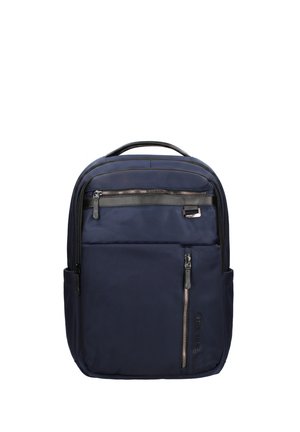 Zaino blu navy con maniglia superiore, più scomparti con zip e due tasche laterali, in piedi su sfondo bianco.