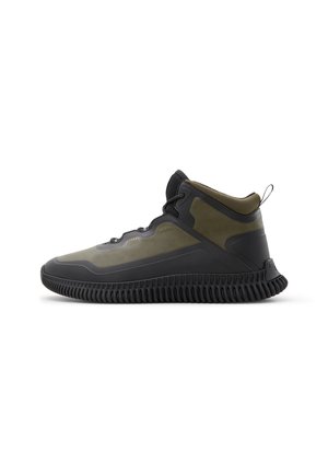 Baskets montantes de sport avec une semelle en caoutchouc noire, une tige en synthétique vert olive, des accents texturés et une languette au talon.