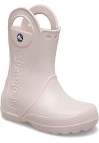 Różowy gumowy kalosz o fakturowanym wykończeniu, zaokrąglonym nosku i szerokim otwarciu. Posiada uchwyty boczne oraz charakterystyczne logo po zewnętrznej stronie.