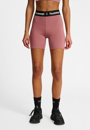 Roze sportshorts met een zwarte elastische tailleband met het "hummel" logo. Gemaakt van glad, rekbaar materiaal, met een lengte tot halverwege de dij.