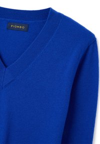 Wollen v-hals trui in felblauw, met ribgebreide halslijn en boorden. Etiket met "PIOMBO" in goud op een donkerblauwe achtergrond.
