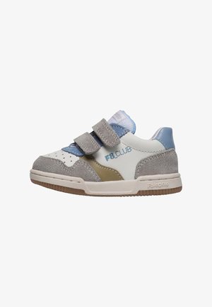 Sneakers per bambini con tomaia in suede grigio e pelle bianca, dettagli blu, due cinturini in velcro e suola in gomma marrone. Presenta un design perforato sulla punta.