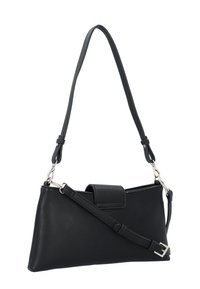 Fekete bőr kézitáska, amely letisztult dizájnnal, állítható pánttal, felső fedélzárral és ezüstszínű fém kiegészítőkkel rendelkezik.