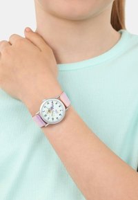 Armbanduhr mit einem silbernen runden Gehäuse, weißem Zifferblatt, bunten Stundenmarkierungen und einem pastellrosa und lila Farbverlauf-Armband.