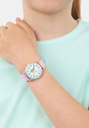 Armbanduhr mit einem silbernen runden Gehäuse, weißem Zifferblatt, bunten Stundenmarkierungen und einem pastellrosa und lila Farbverlauf-Armband.