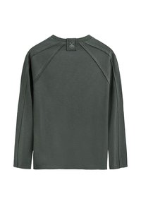 Maglietta a maniche lunghe di colore verde scuro con colletto rotondo, maniche raglan, texture sottile e un piccolo logo etichetta sul retro del colletto.