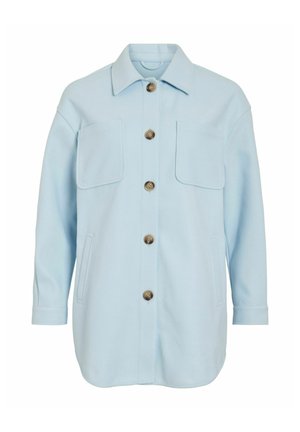 Veste-chemise bleu clair à manches longues avec deux poches plaquées sur la poitrine et des poches fendues sur les côtés, dotée de boutons marron et d'un col pointu.